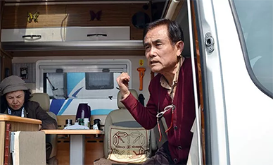 老譚開進口依維柯底盤房車，來了場紅色旅游，你想去么？